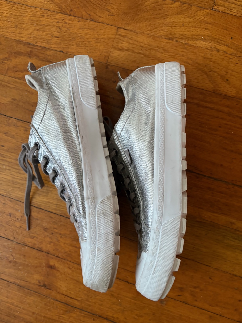 UGG womens Silver Metallic Lace-Up Sneakers 9.5 cute- good shape. Summer jackpot - Picture 7 of 14